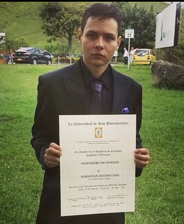 Sebas Bayer con el diploma de ingeniero de sonido en su graduación, diciembre de 2014