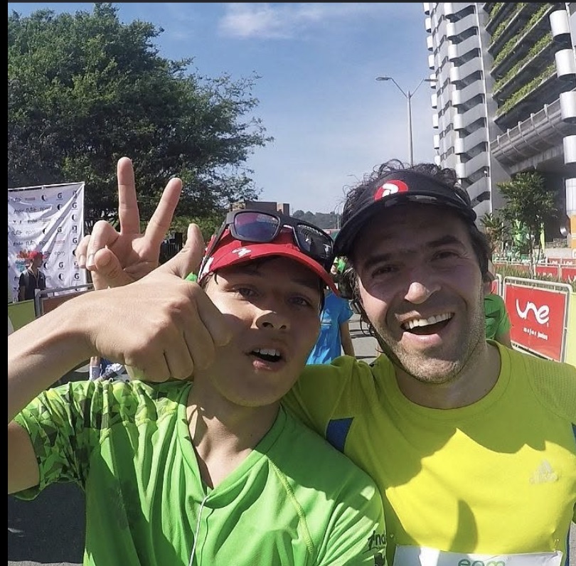 Sebas Bayer corriendo la Media Maratón de Medellín detrás de Federico Gutiérrez durante la campaña de 2015