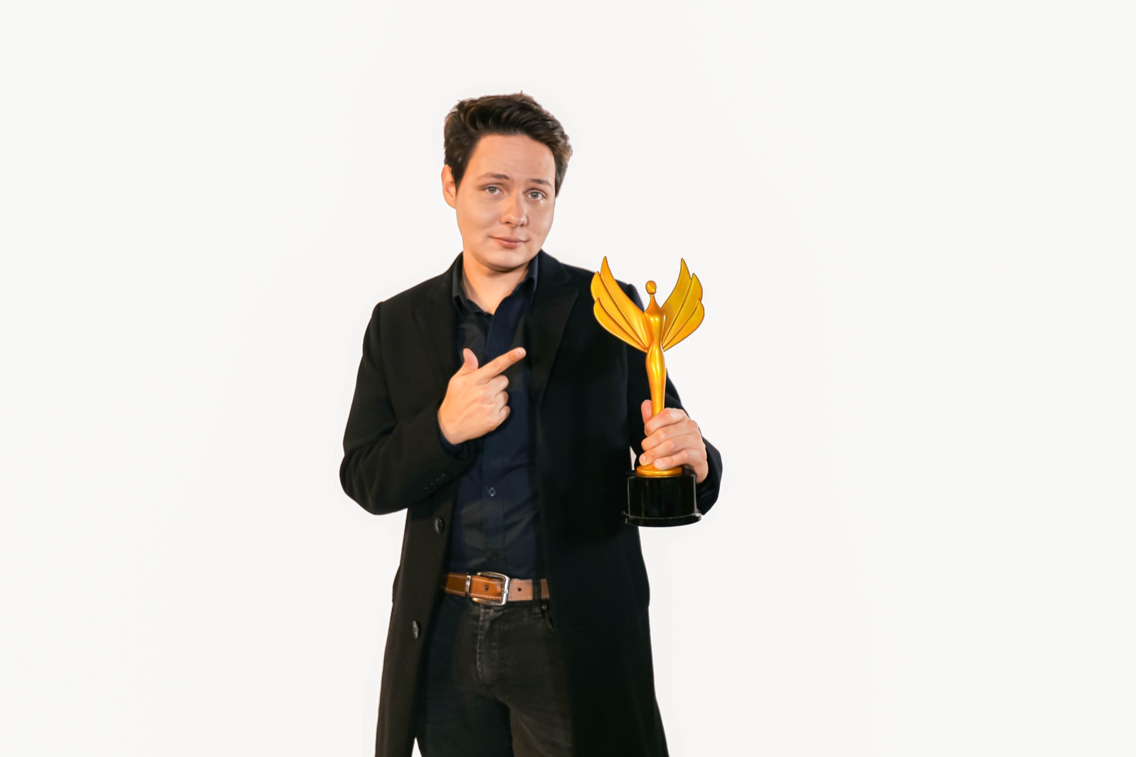 Sebas Bayer señala el Victory Award a mejor campaña digital ganado por la campaña de Federico Gutiérrez